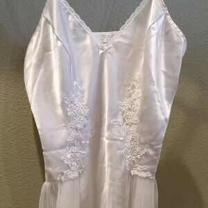 vintage nightgown from the brand Val Mode Lingerie